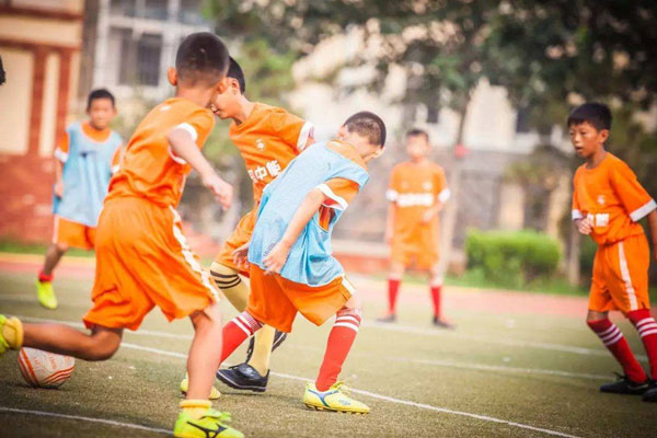 湖北武汉足球夏令营，让青少年体验专业的教学