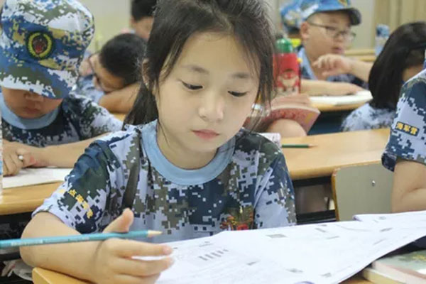 北京军事化管理夏令营，引导中小学生遵纪自律