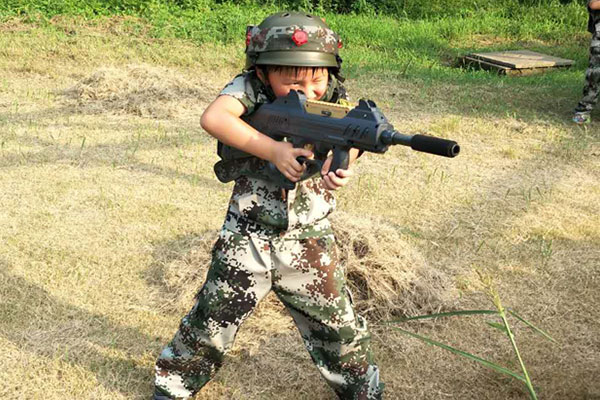 南京中学生军事夏令营，培养小孩使命感