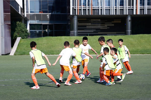 广州市小学生夏令营快乐足球活动圆满举行