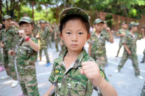 杭州小学生军训夏令营，学会自我反思