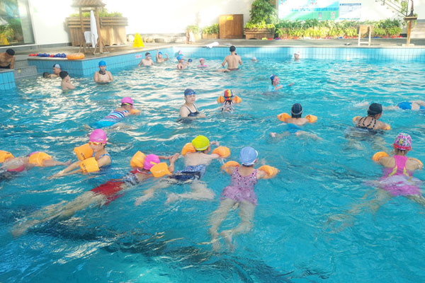 上海小学生游泳夏令营，炎热夏日清凉一“夏”