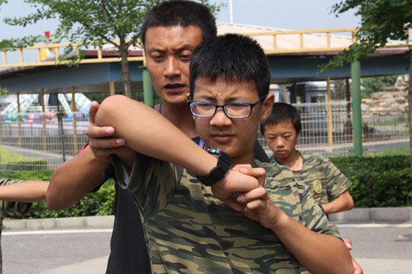广州黄埔青少年军训夏令营3大助益改变孩子