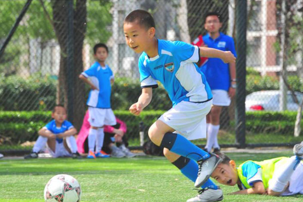孩子们通过参加深圳足球夏令营能够获得什么？