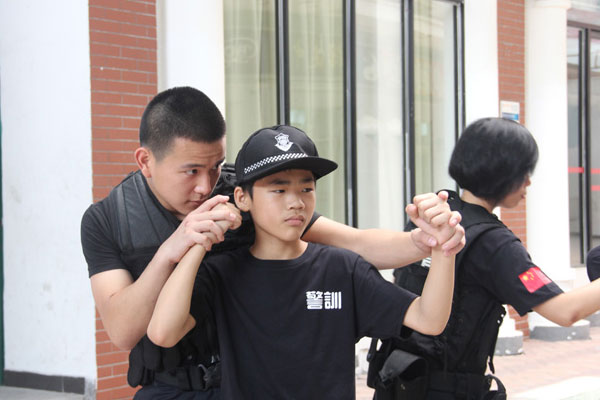 广州小特警军事夏令营，防身训练强化安全意识